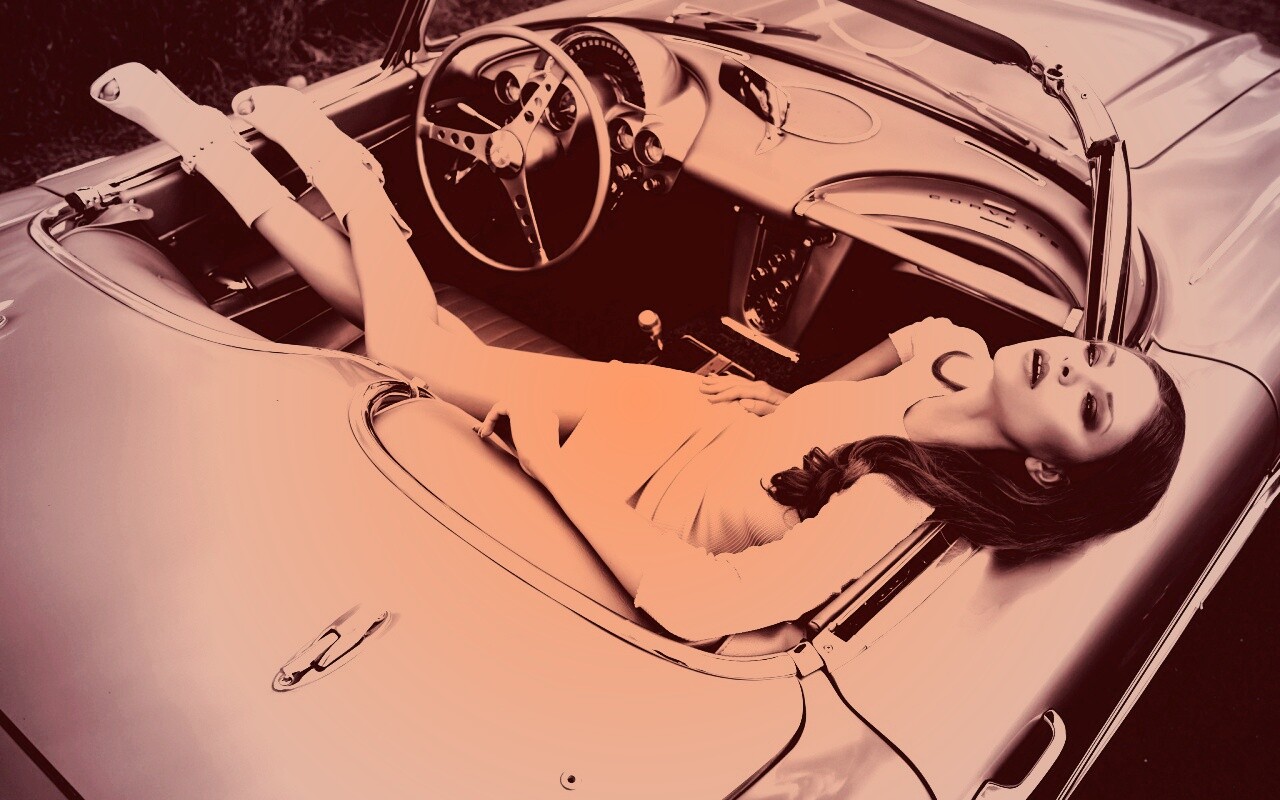 Женщина в кабриолете обои