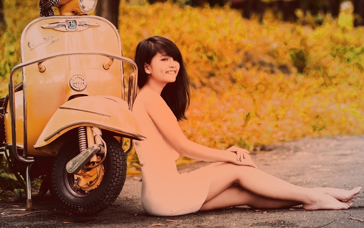 Девушка и мопед обои