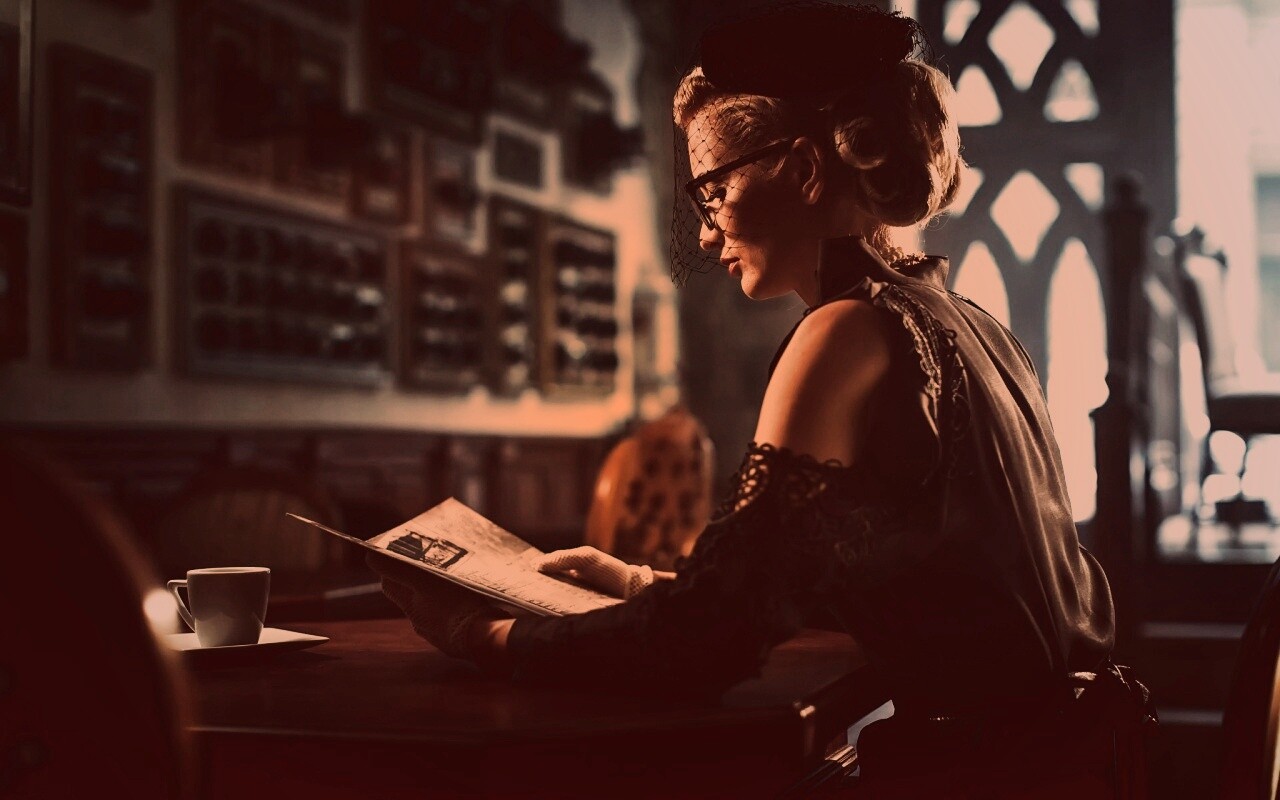 Витажная девушка в кафе обои