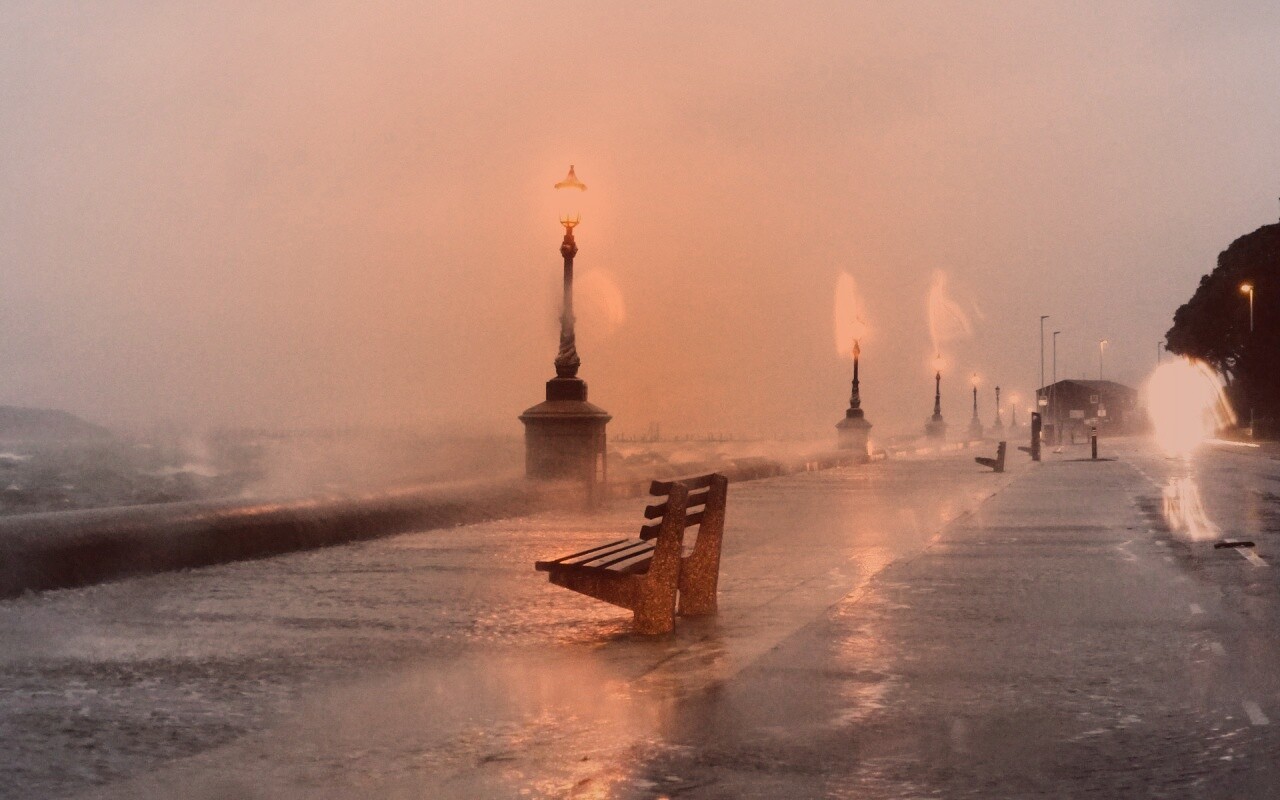 Набережная в ливень обои