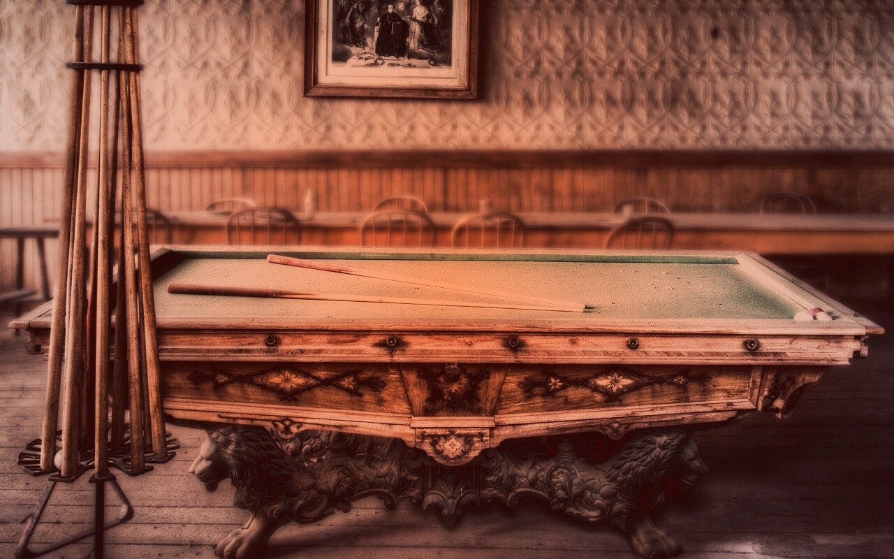 Старинный бильярдный стол обои