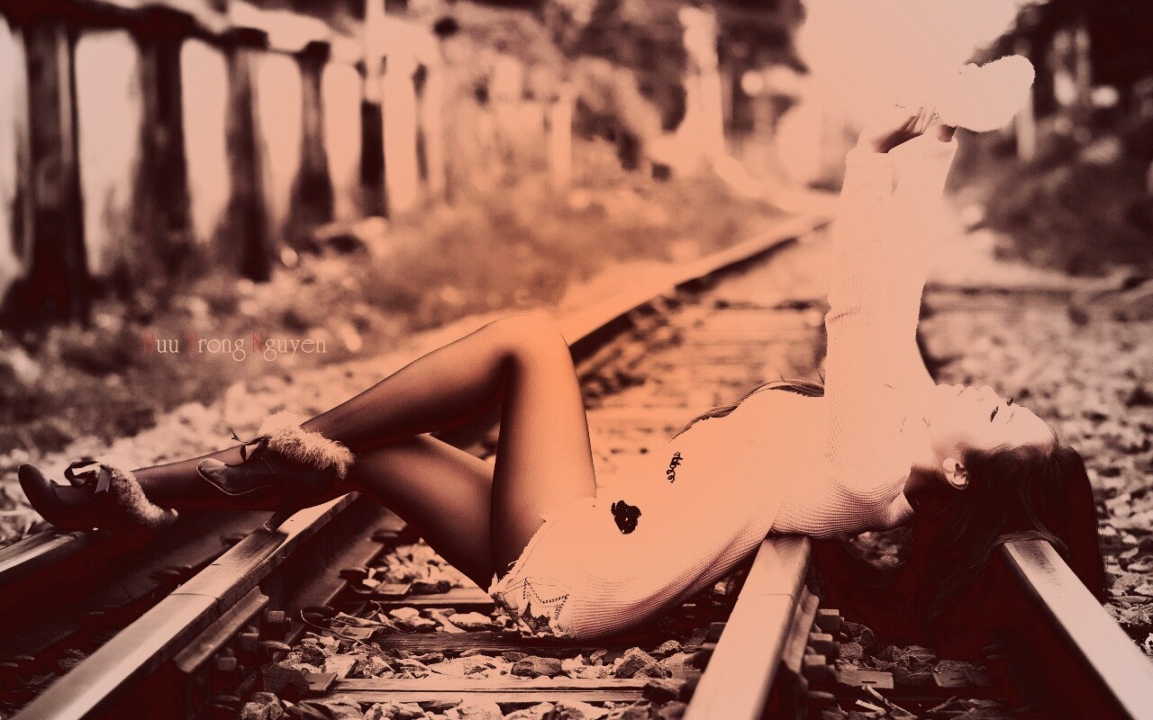 Модель на железнодорожных путях обои