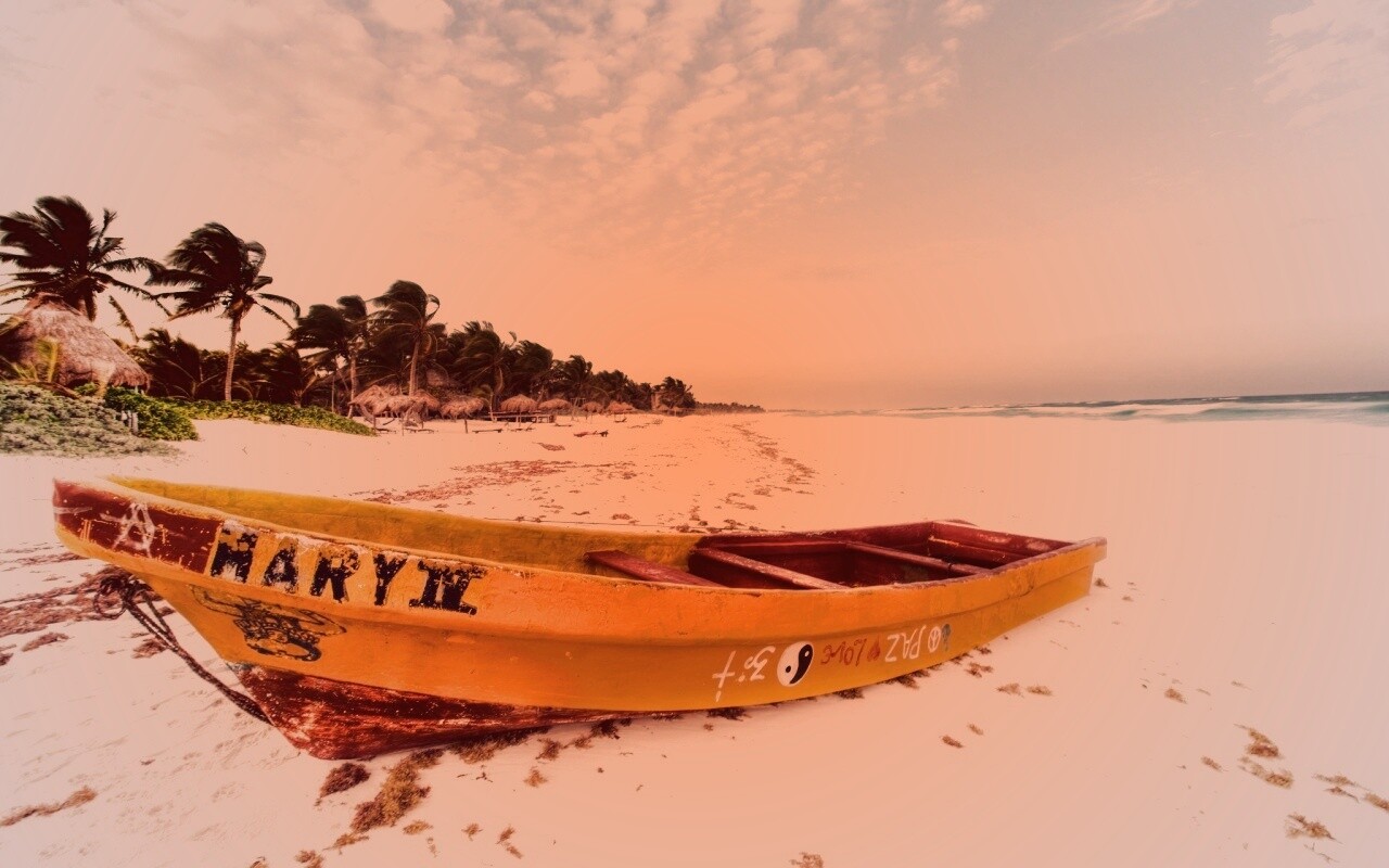 Лодка на берегу моря MARY IV обои