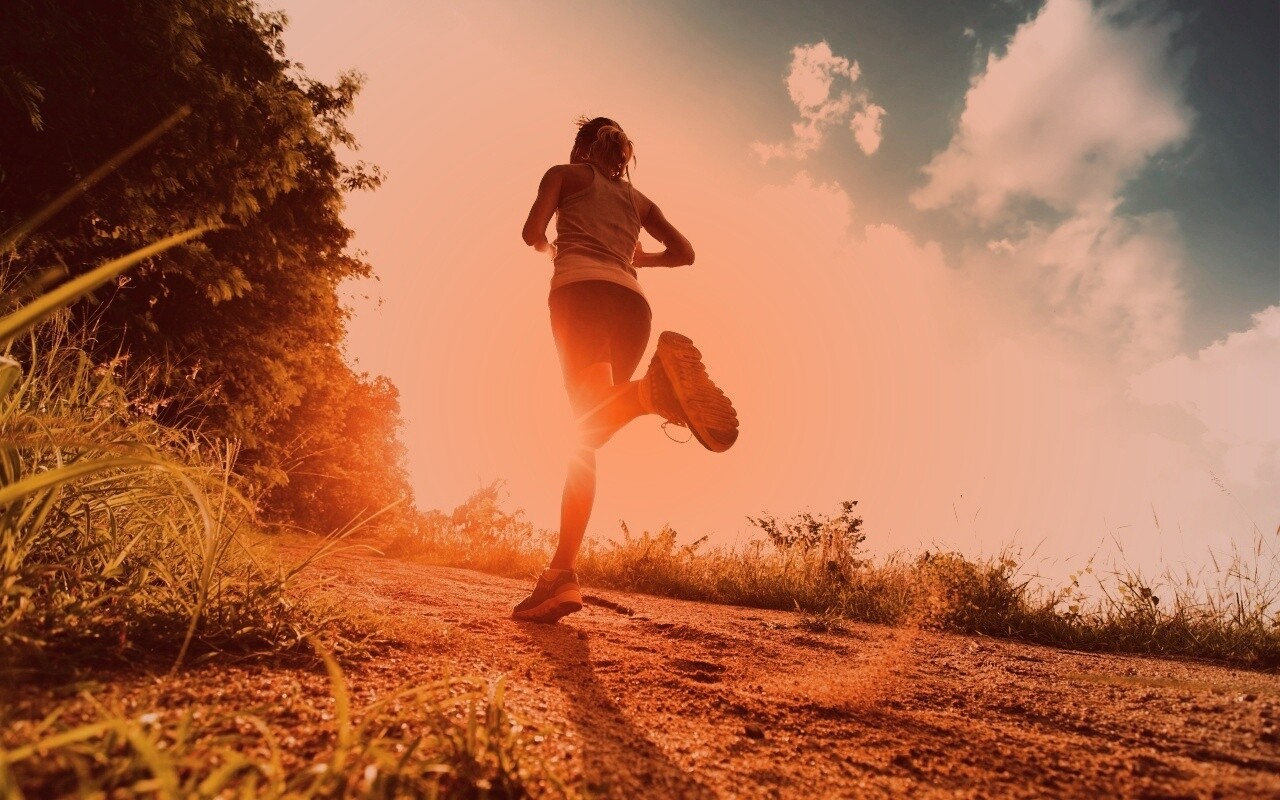 Девушка на пробежке обои