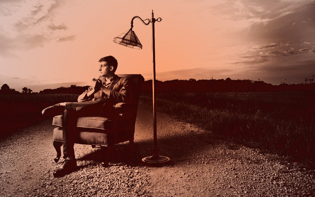 Мужчина в кресле обои