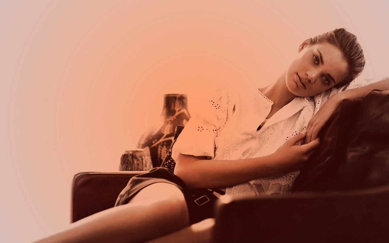Девушка на диване обои