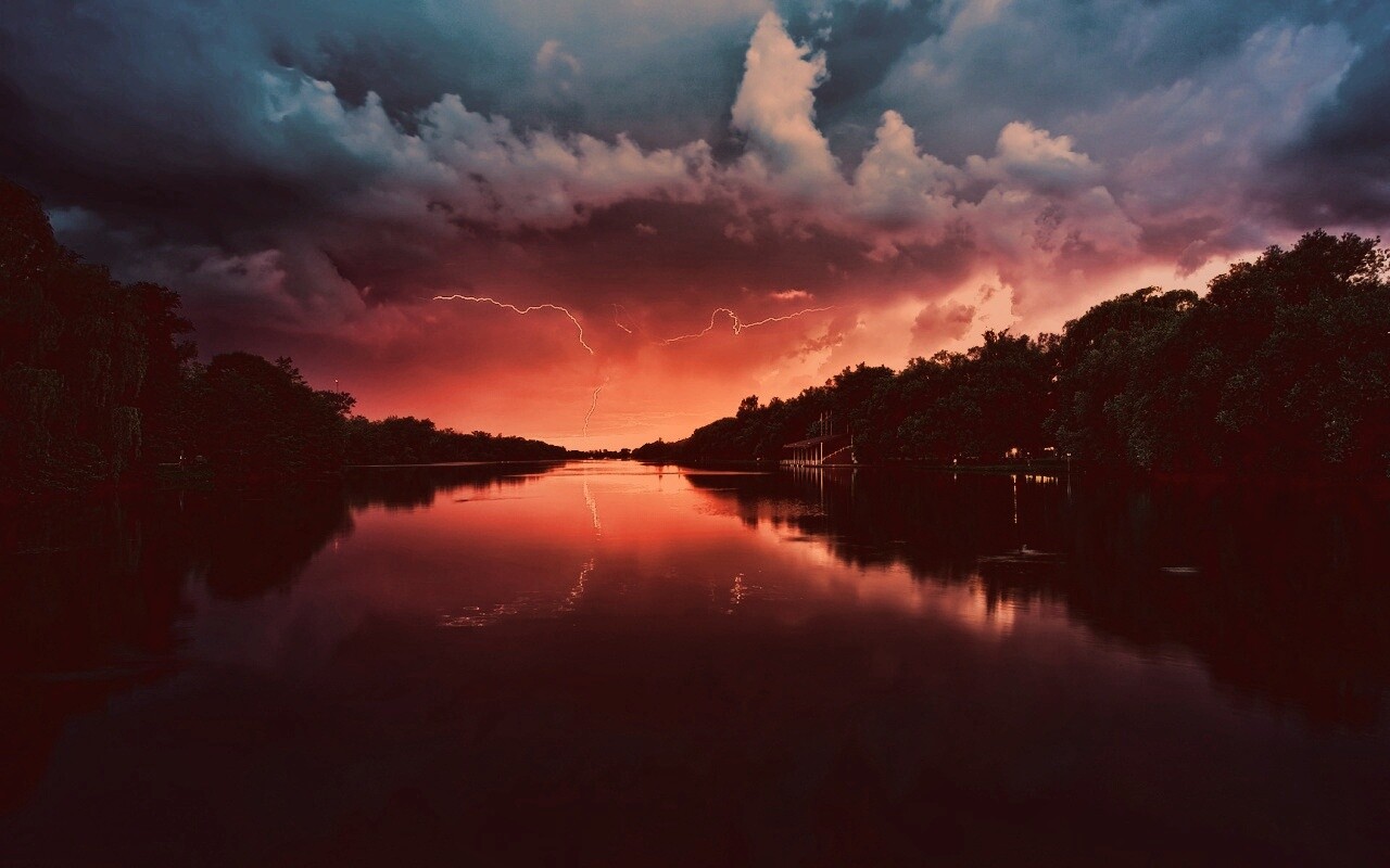 Молнии на фоне заката, стандартные обои mac обои