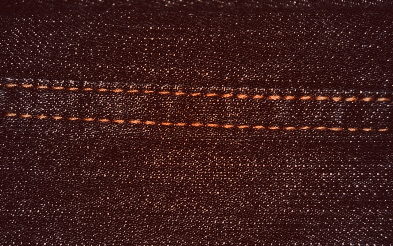 Темная джинсовая ткань со строчкой обои