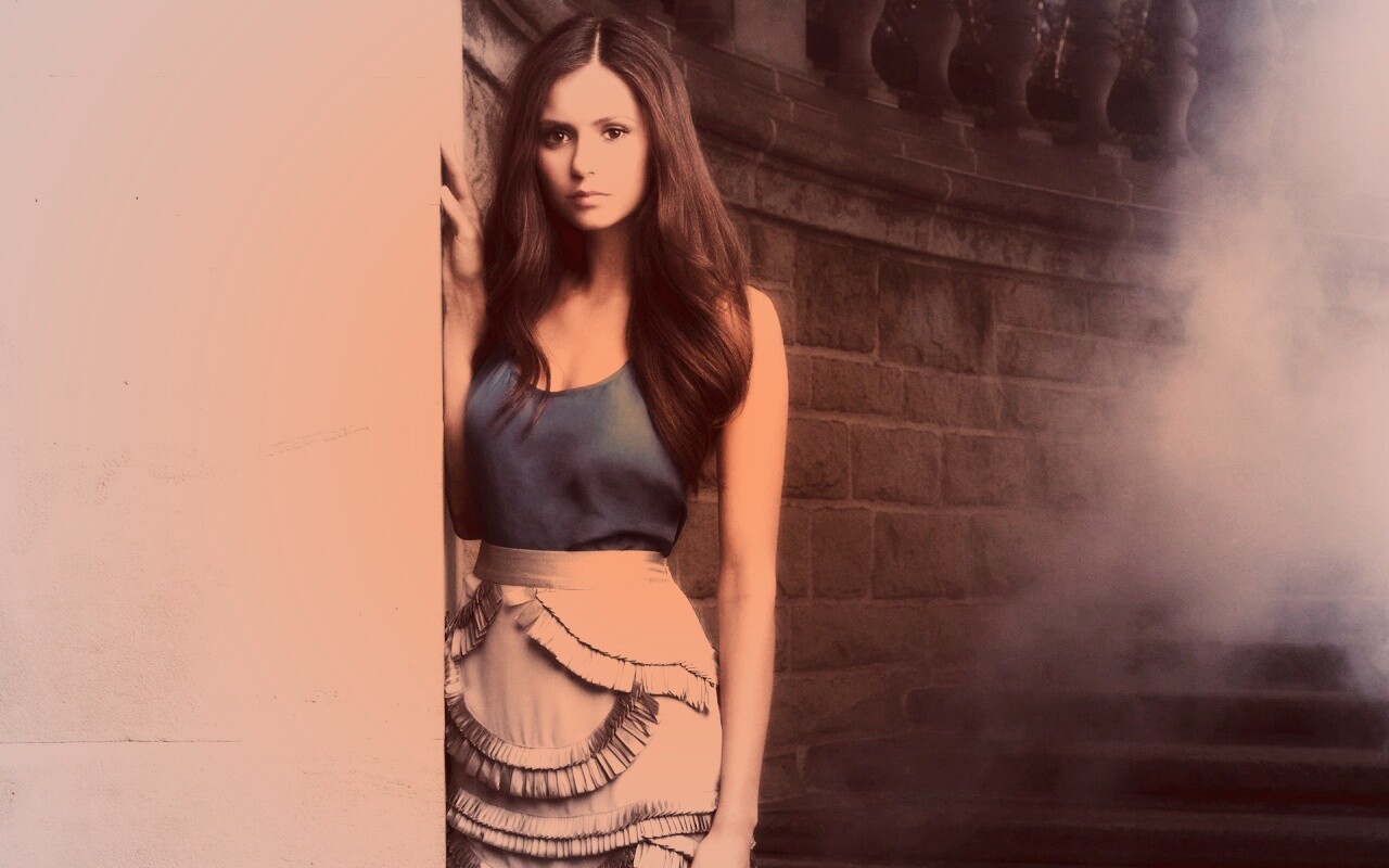 Девушка на лестнице обои