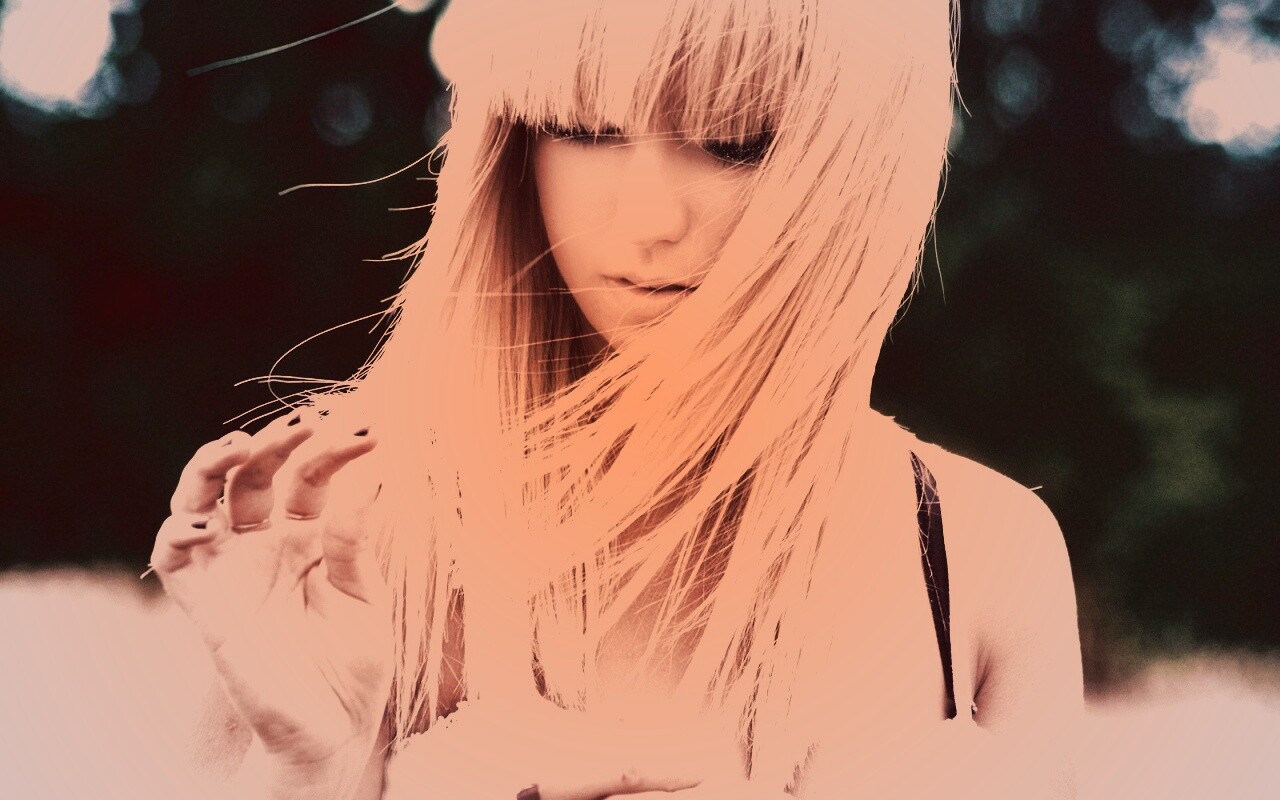 Красивая блондинка с ромашкой обои