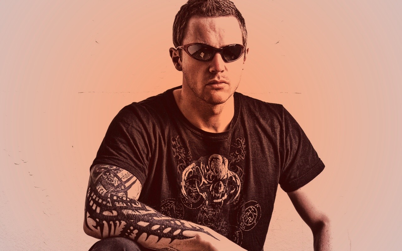 Парень с татуировкой обои