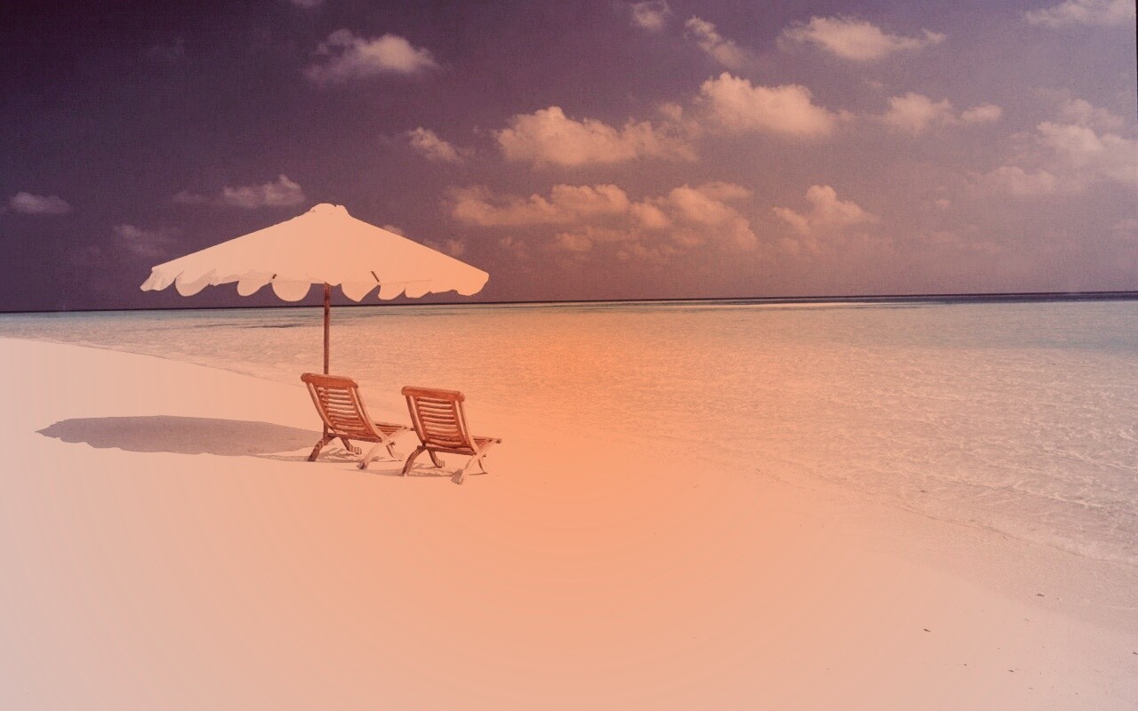 Песчаный пляж с двумя жезлонгами обои
