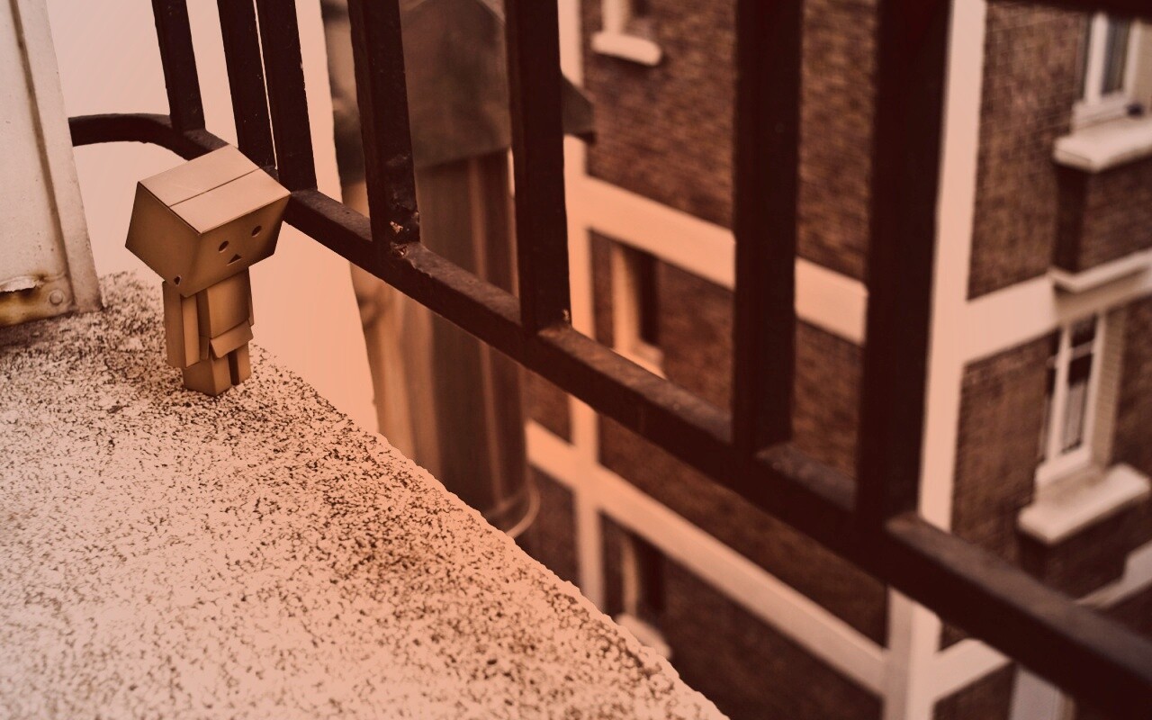 Грустный картонный человечек обои