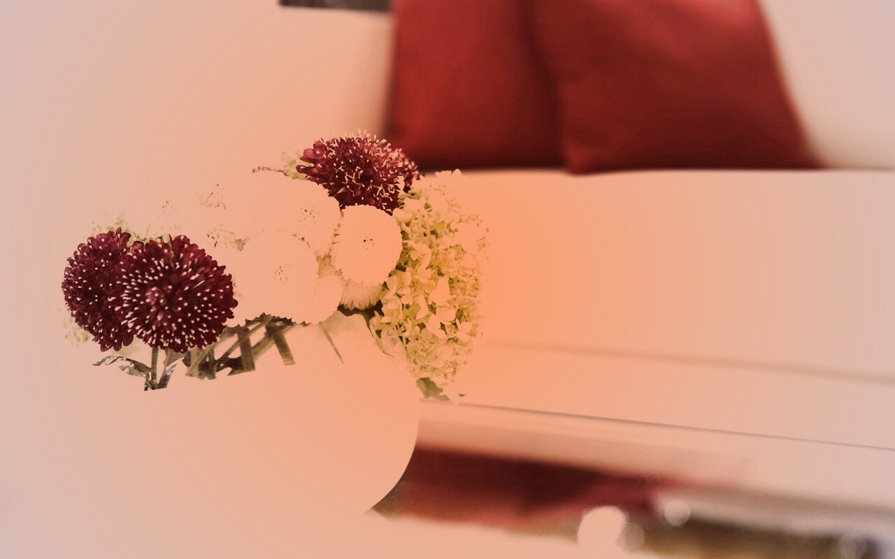 Цветы в белой вазе обои