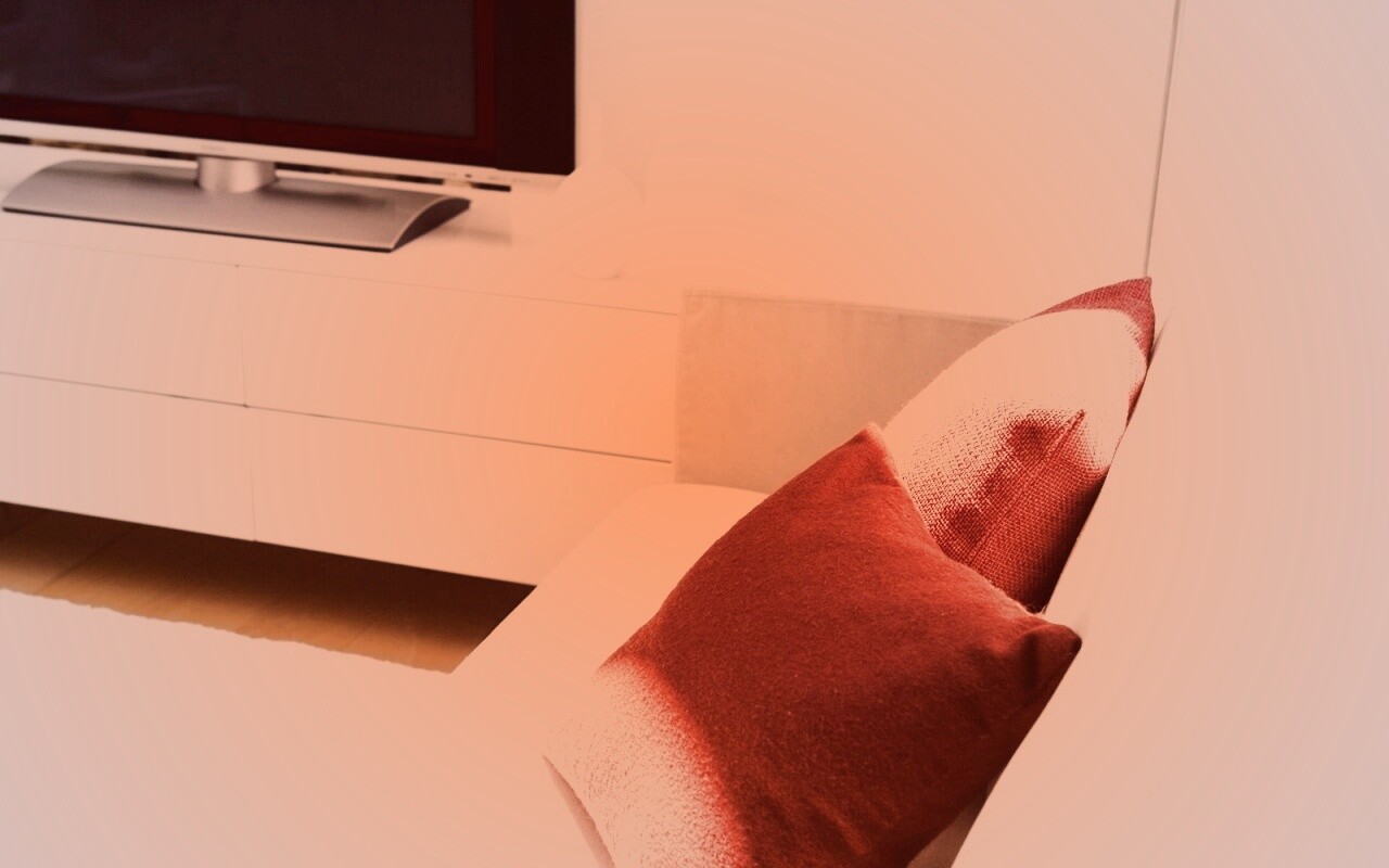 Подушки на диване обои