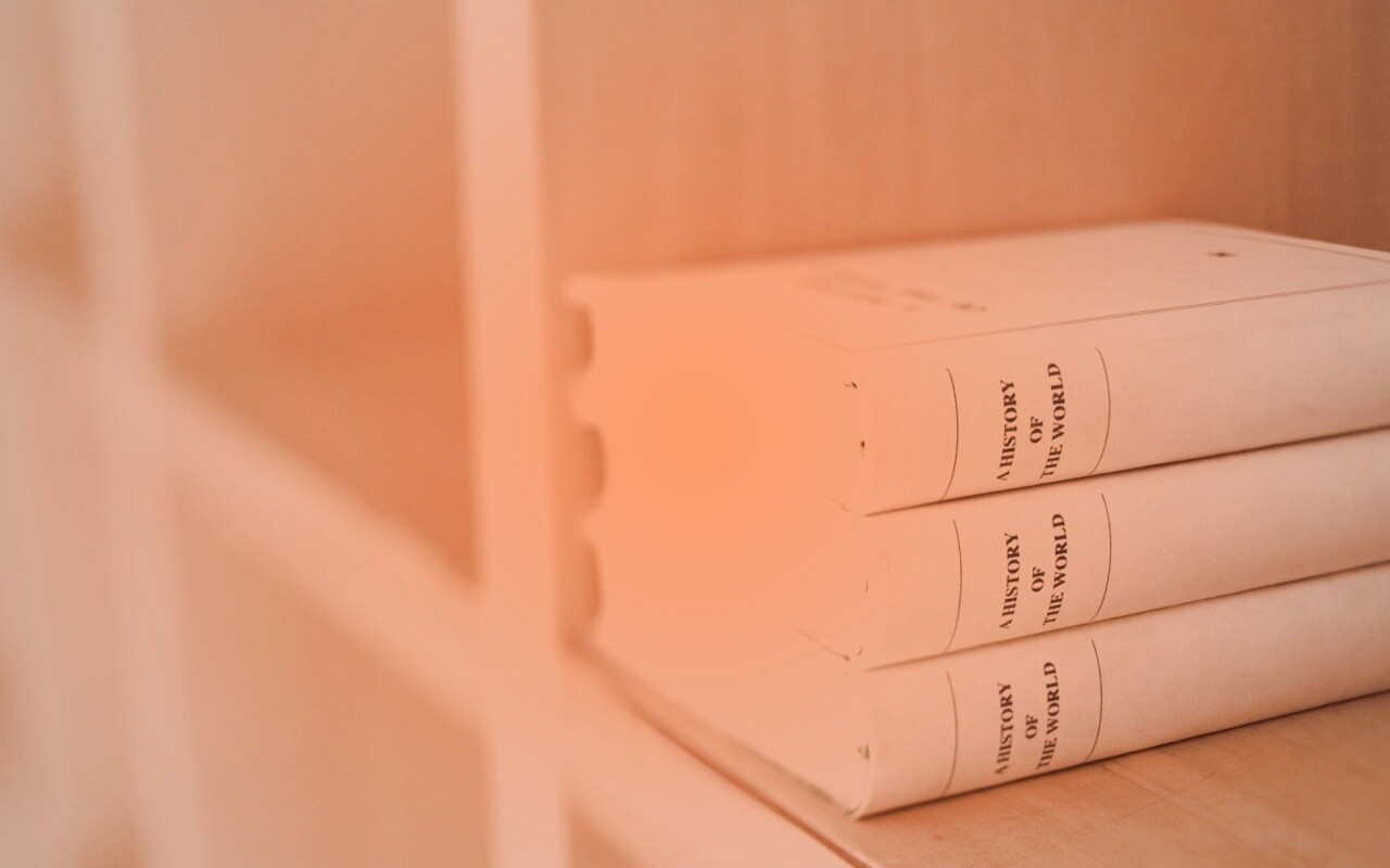 Книги на полке обои