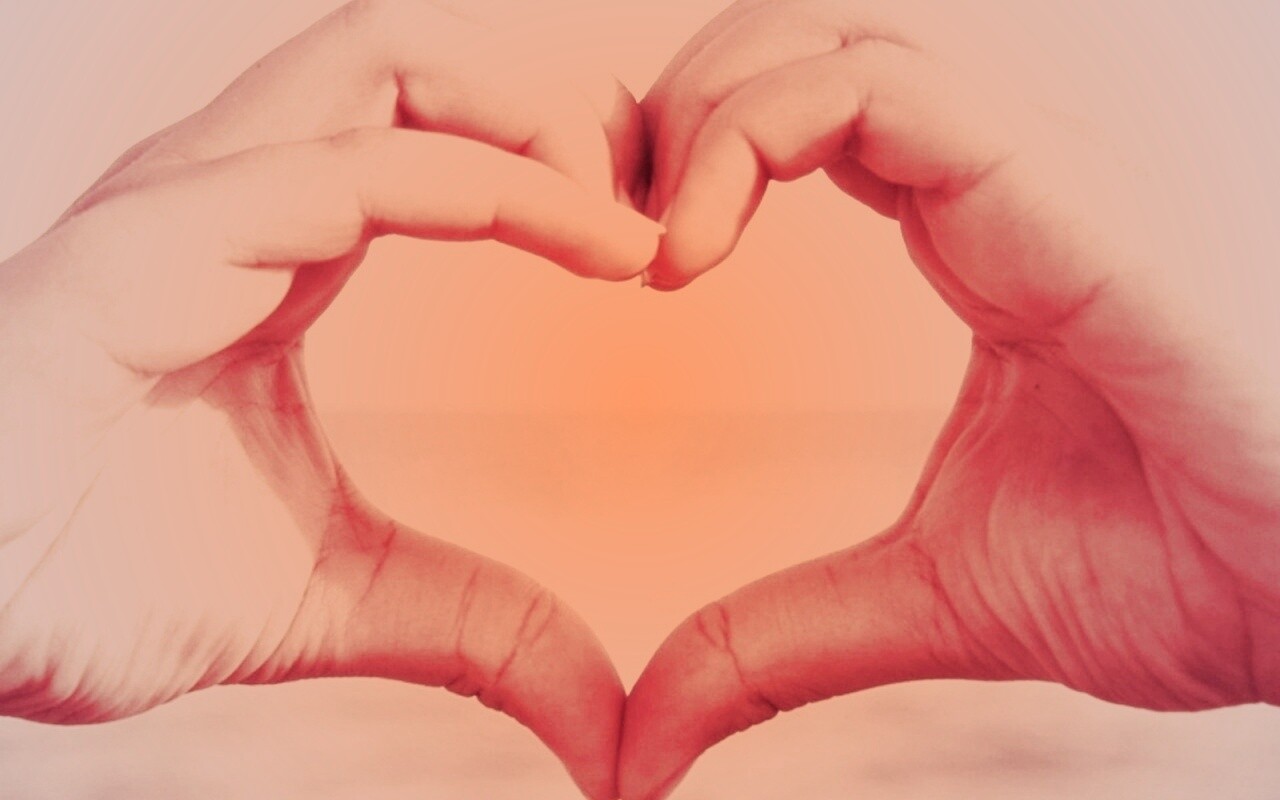 Руки сложенные сердечком обои
