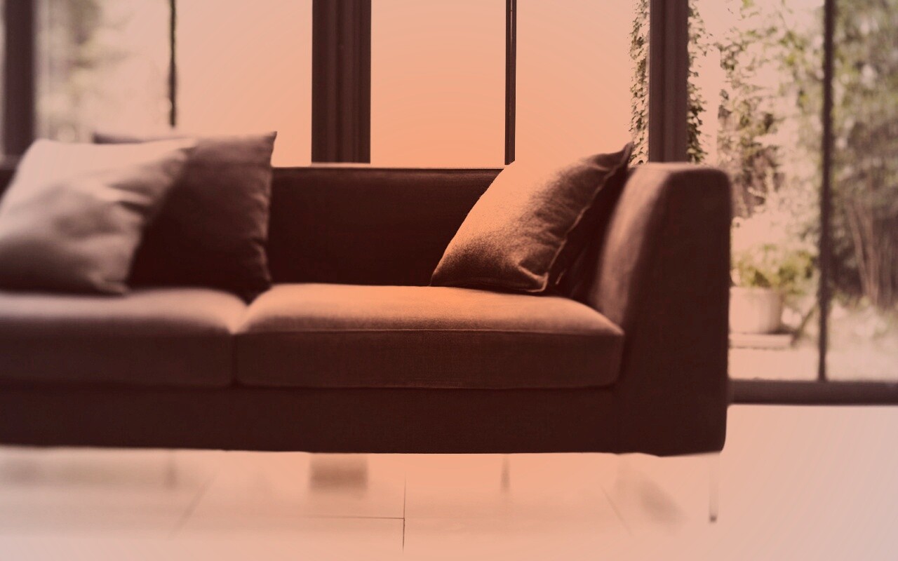 Диван в комнате обои