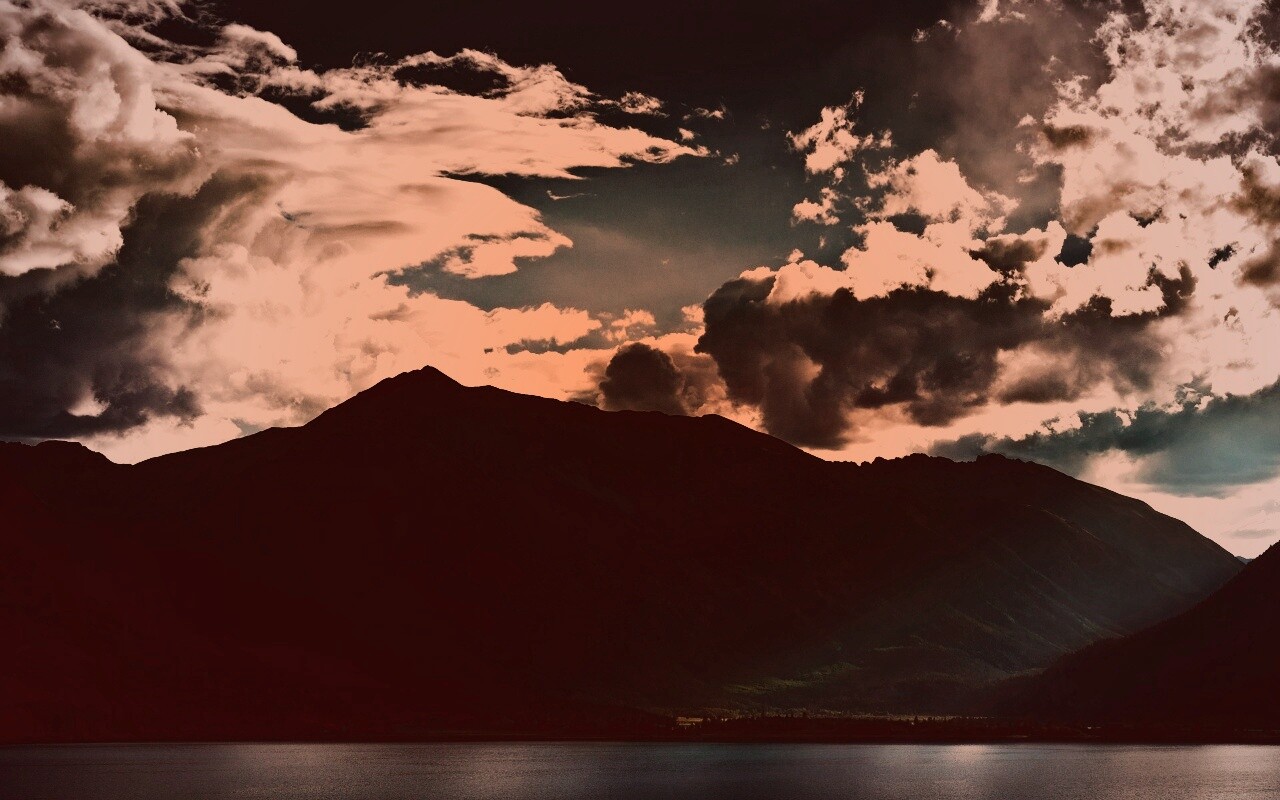 Свет на склонах гор обои