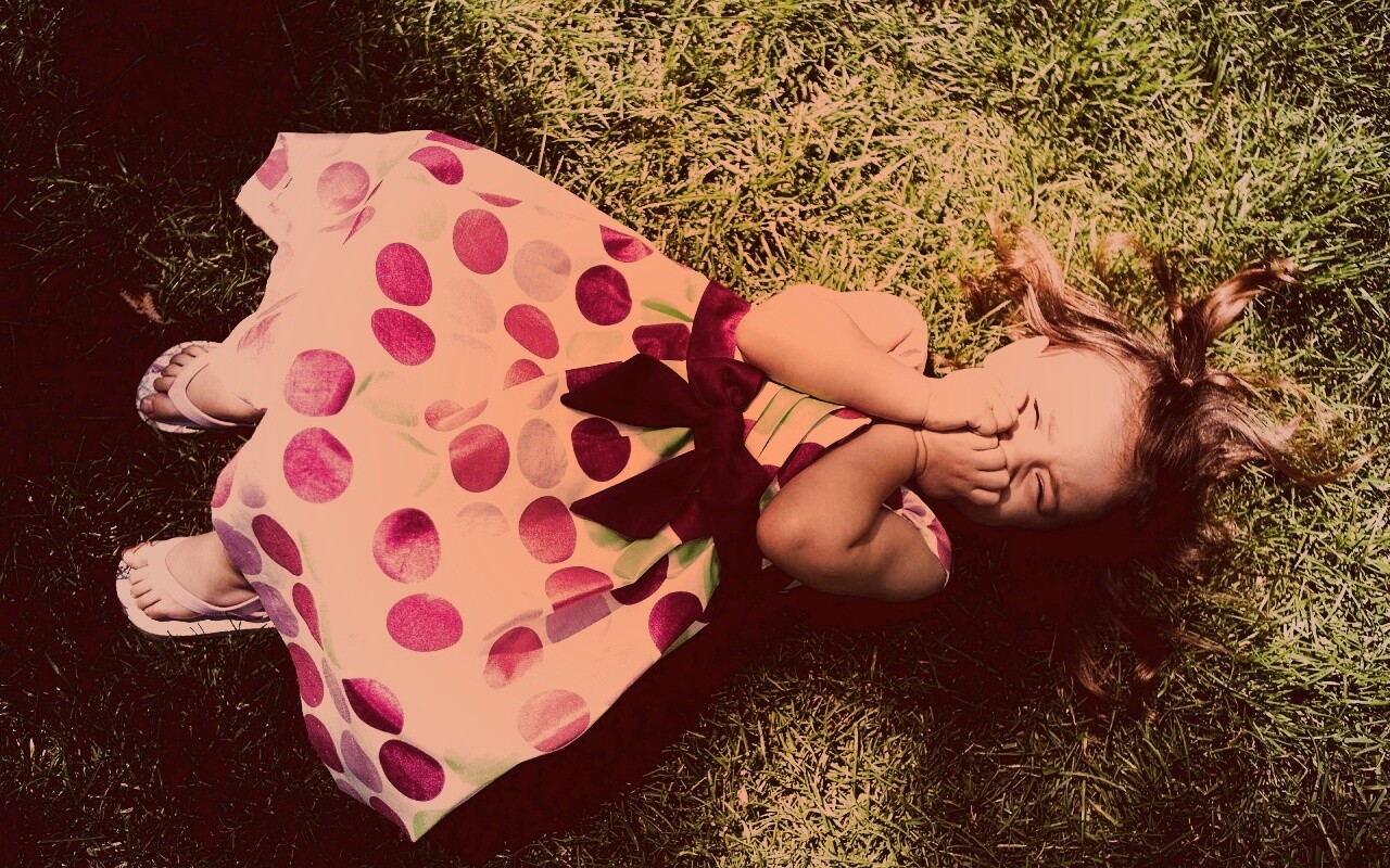 Девочка на траве обои