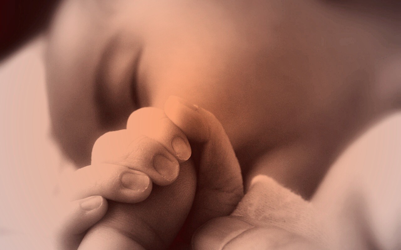 Младенец держит палец обои