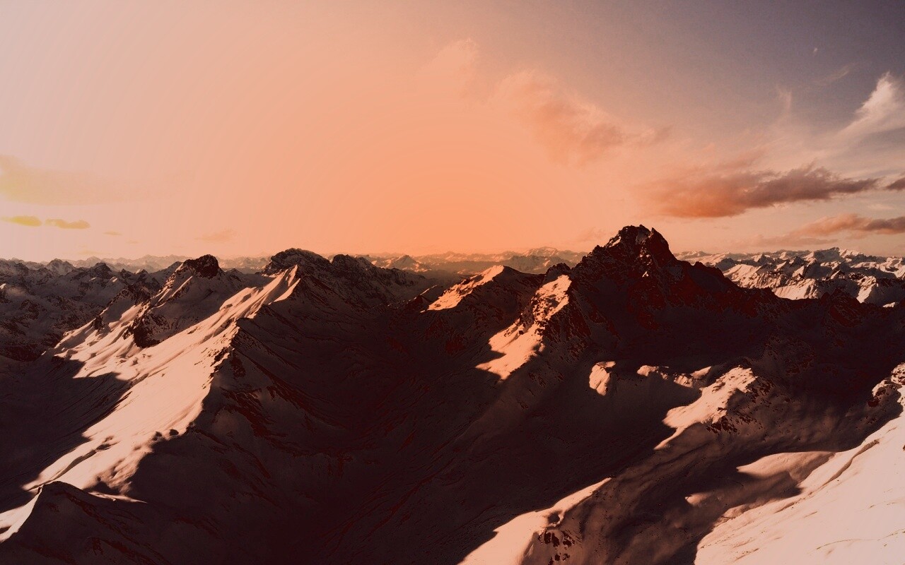 Залитые солнцем горы обои