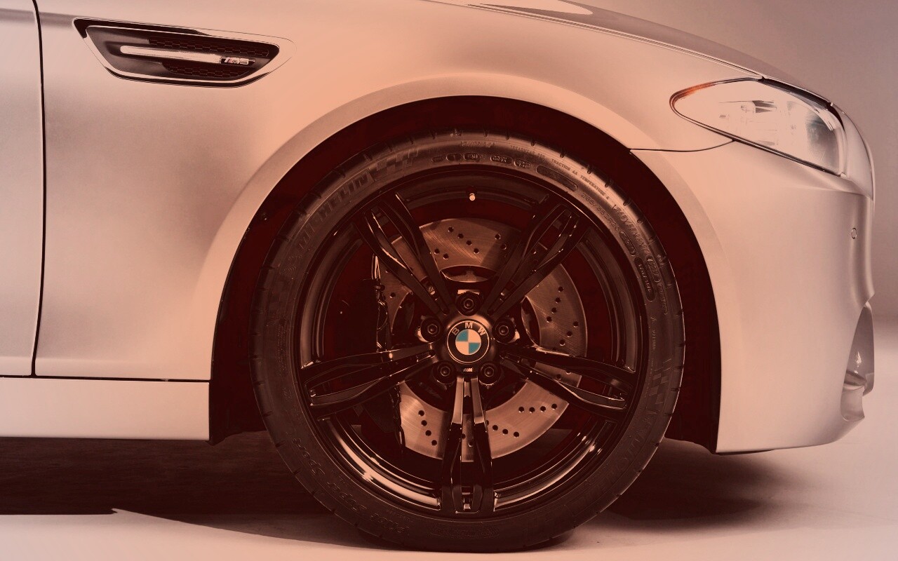 Чёрный литой диск БМВ обои