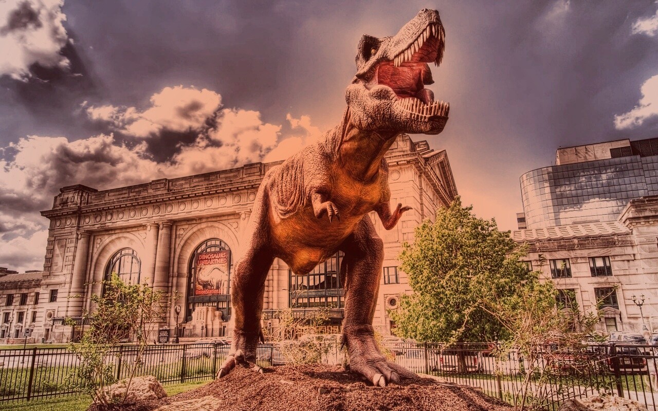 Скульптура динозавра рядом с музеем рептилий обои