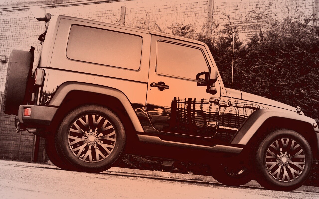 Черный внедорожник обои