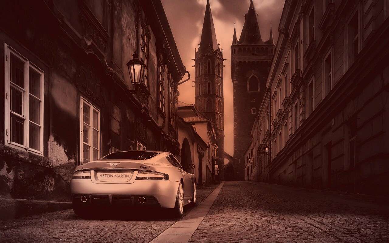 Aston Martin в старинном городе обои