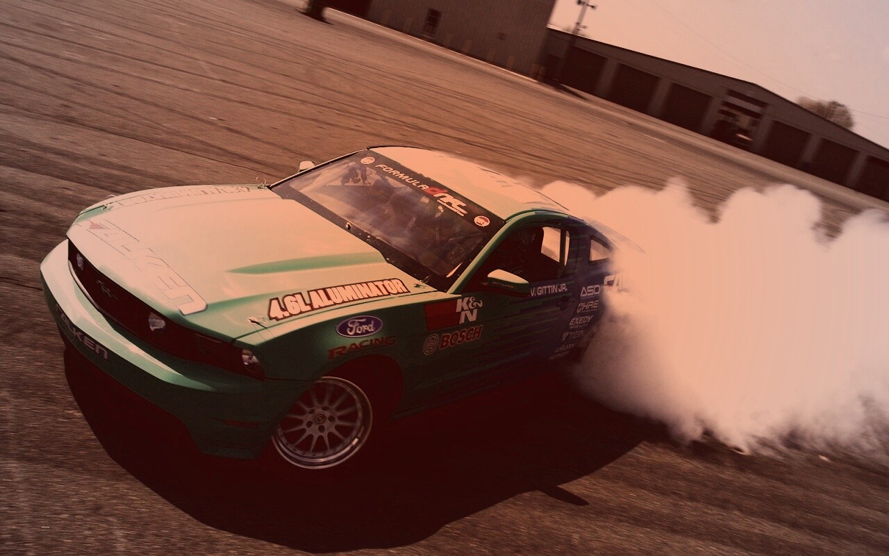 Мустанг дрифтует обои