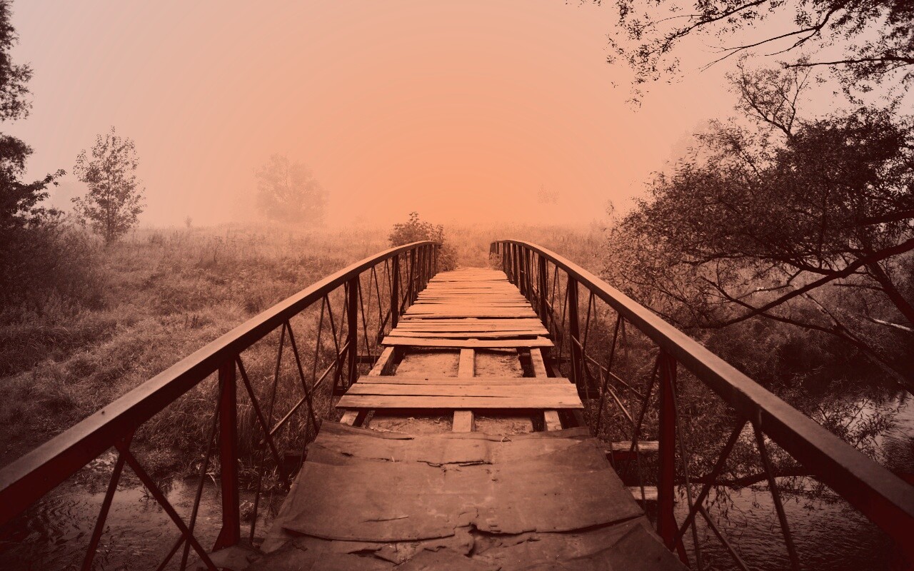 Старый мост на черно-белом фото обои