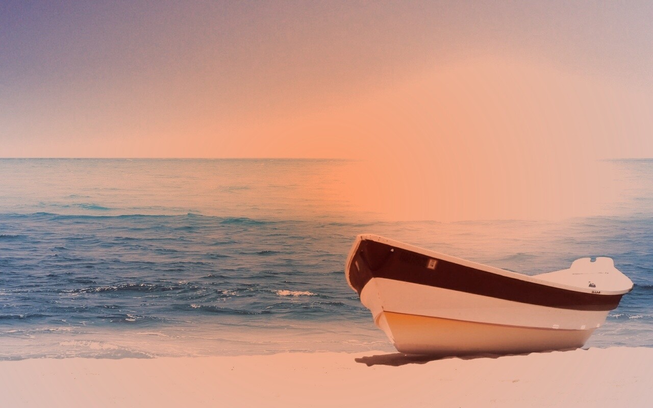Лодка на пляже обои