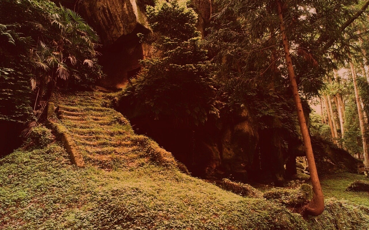 Старинный лесной храм обои