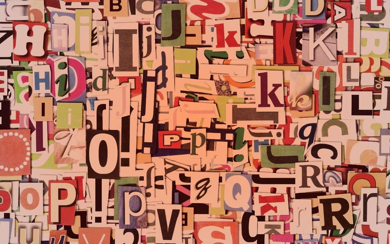 Буквы вырезанные из журналов обои