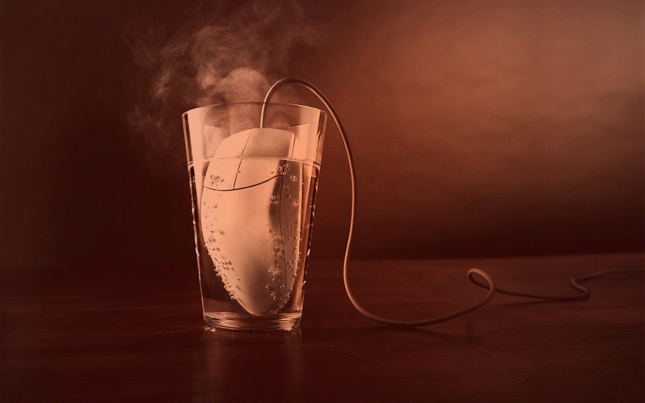 Дымящаяся мышка в стакане воды обои