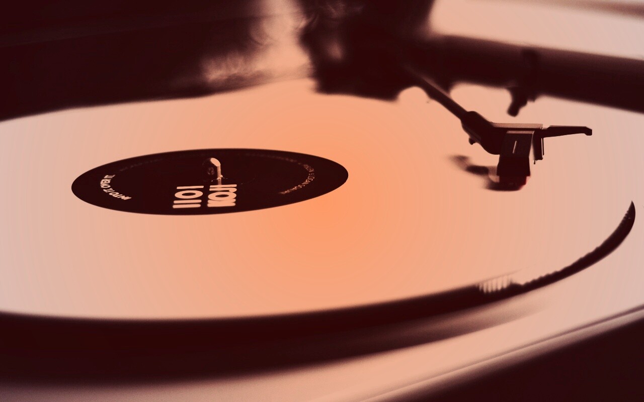 Пластинка на пульте диджея обои