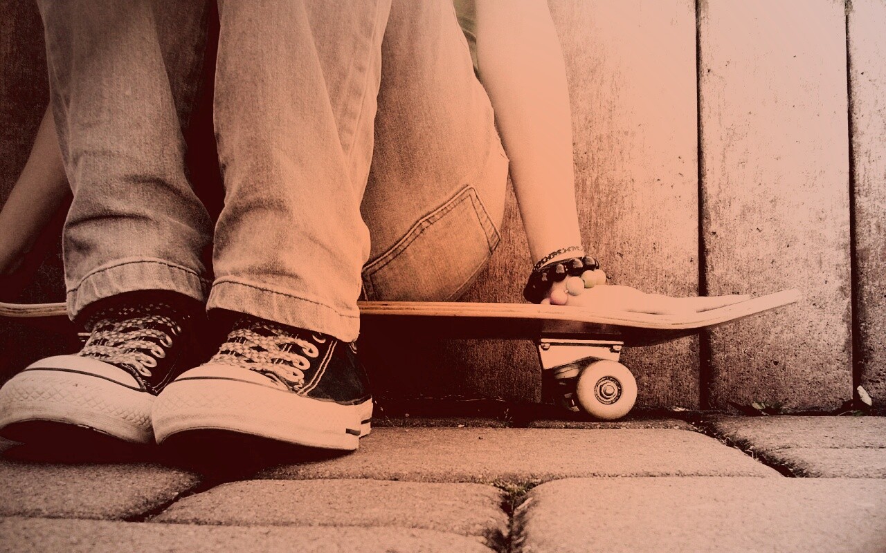 Девушка сидящая на скейте обои