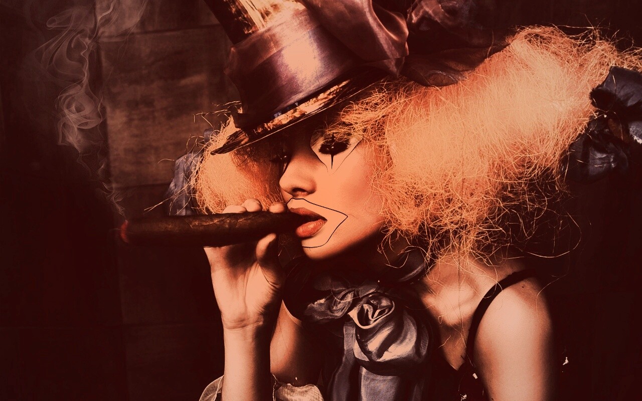 Девушка клоун курит сигару обои