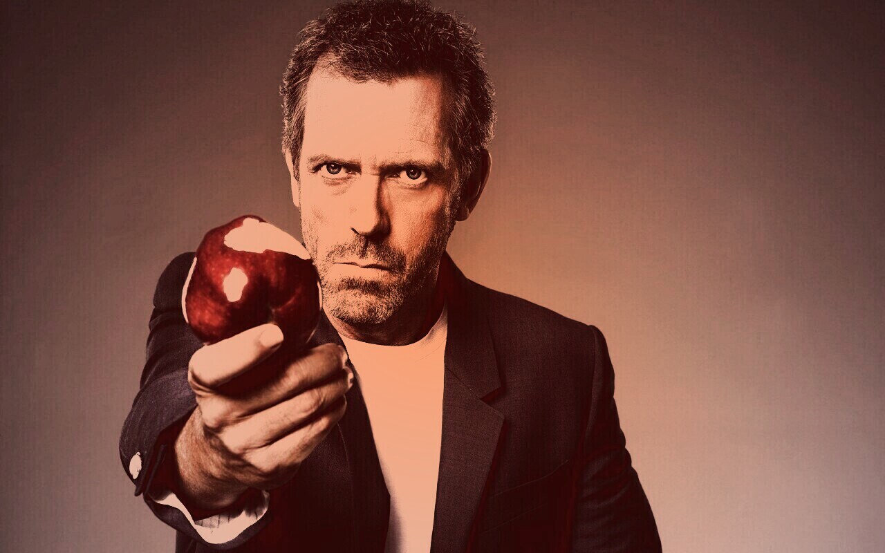 Доктор Хаус с яблоком в руке обои