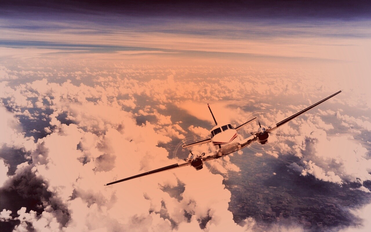 Самолет над облаками обои