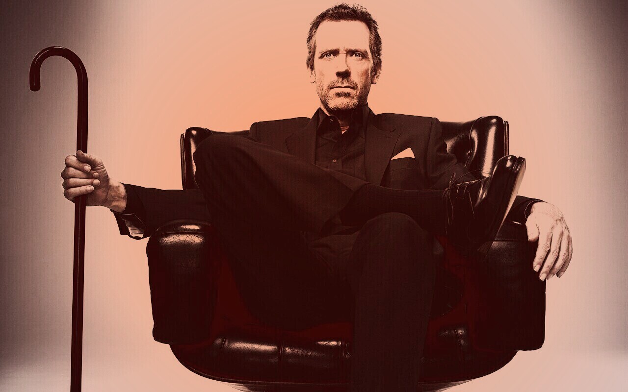 Хью Лори в кресле обои