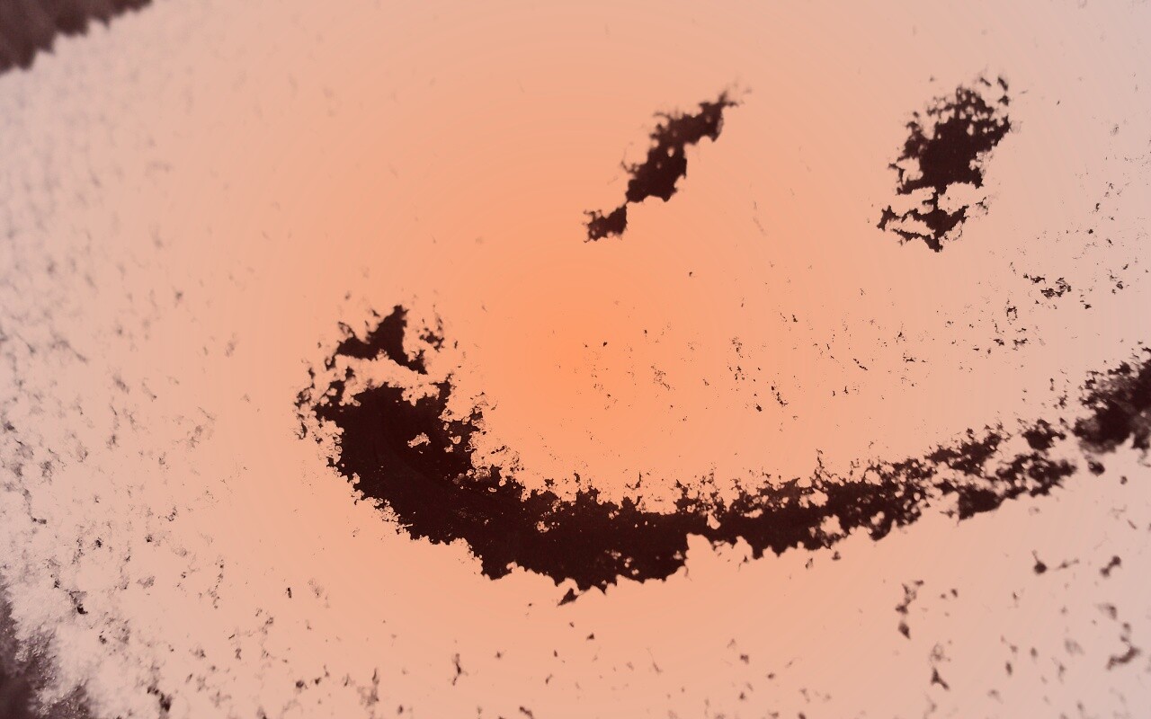 Смайлик на заснеженном стекле обои