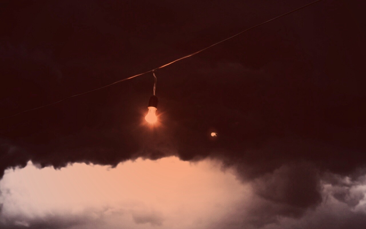 Лампочка на фоне туч обои