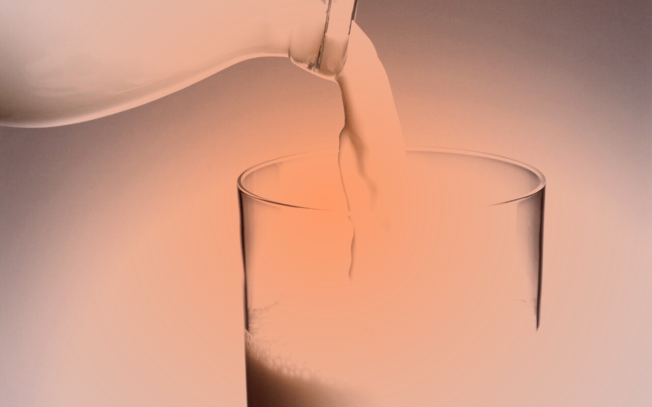 Молоко наливают в стакан обои