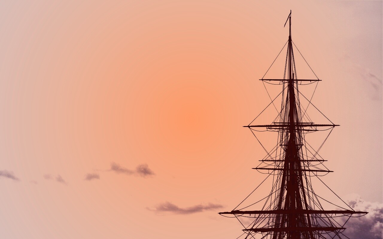 Мачта корабля на фоне неба обои