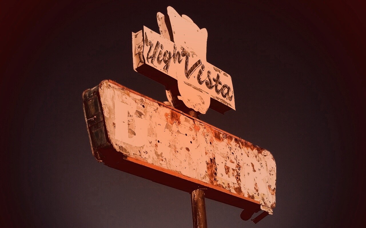 Вывеска заброшенного ресторанчика обои