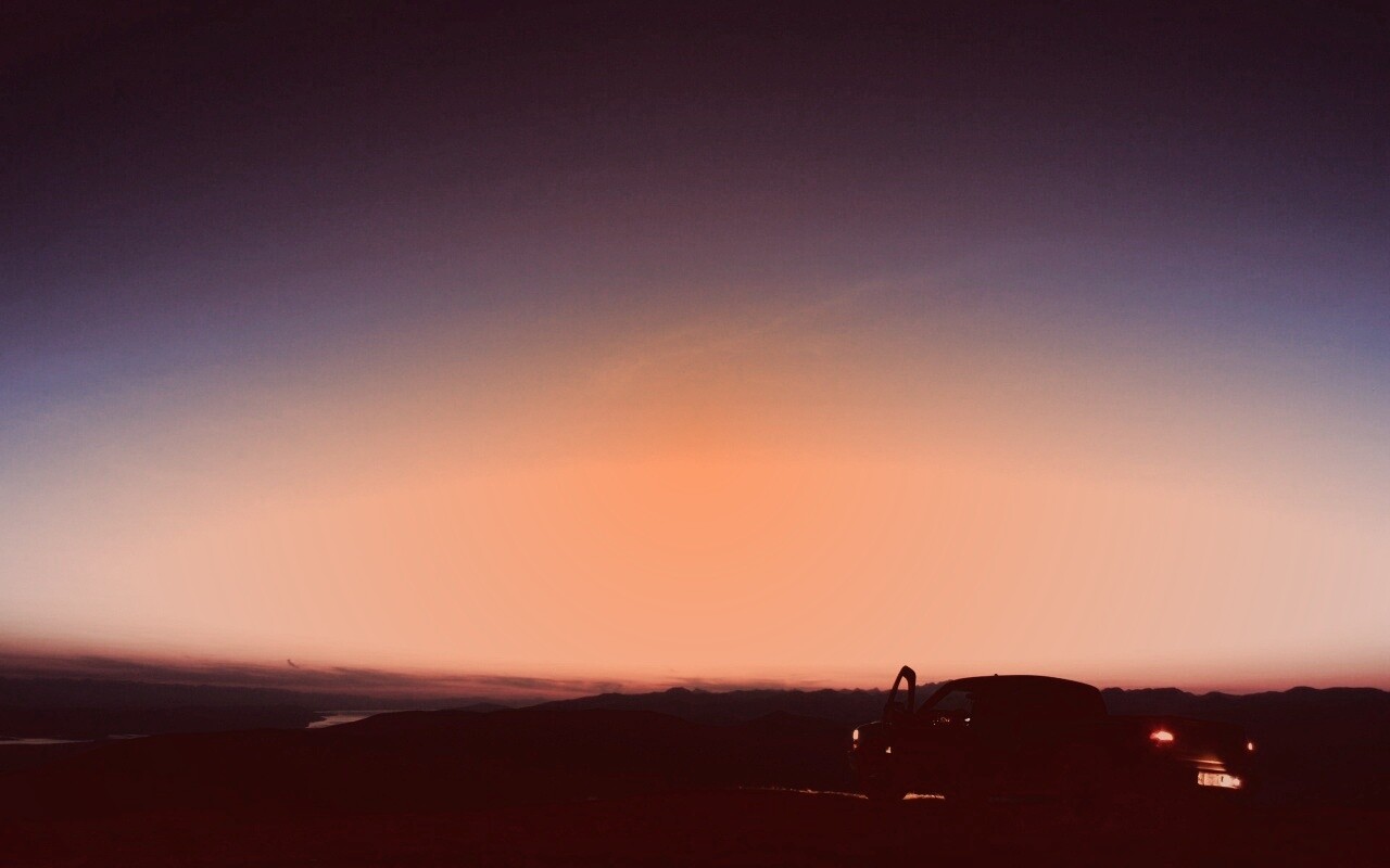 Авто на фоне заката обои