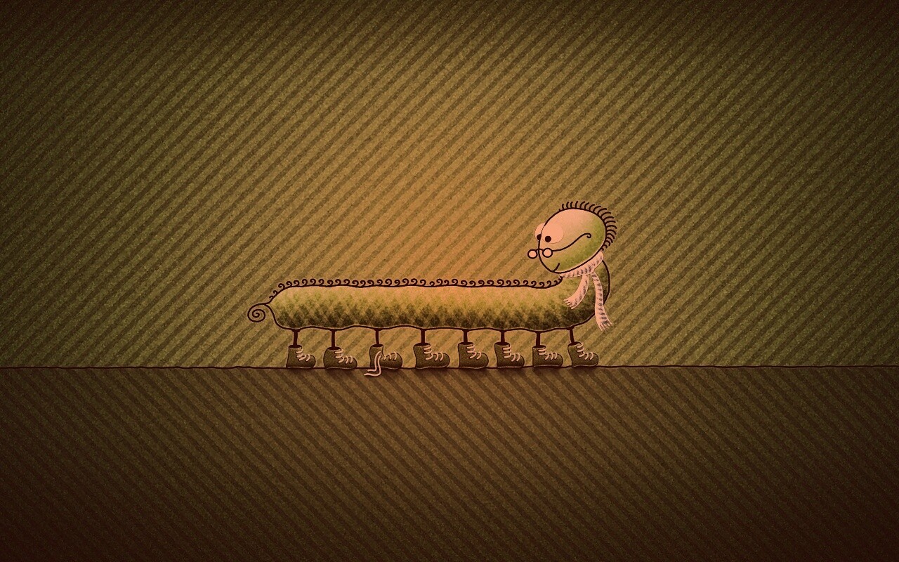 Гусеница в ботинках обои