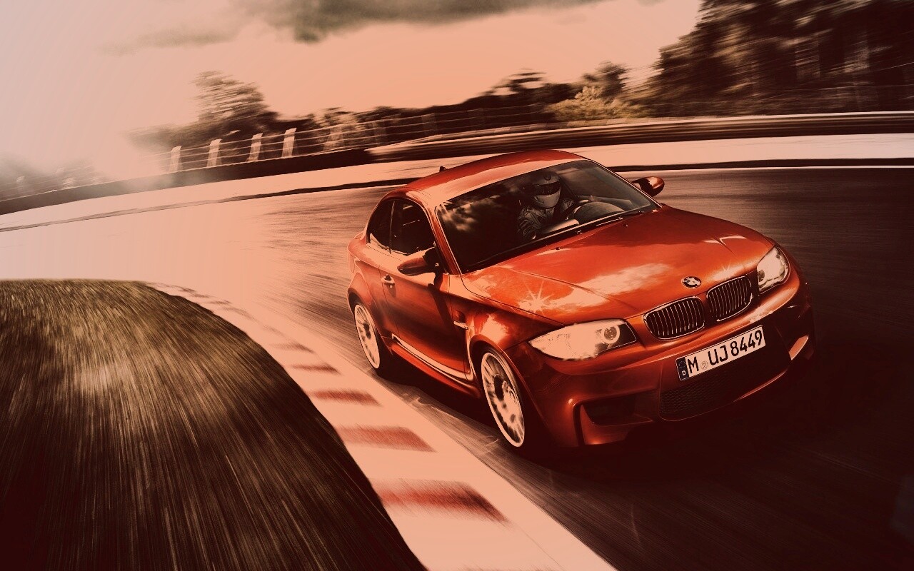 Гонщик за рулем BMW M1 обои